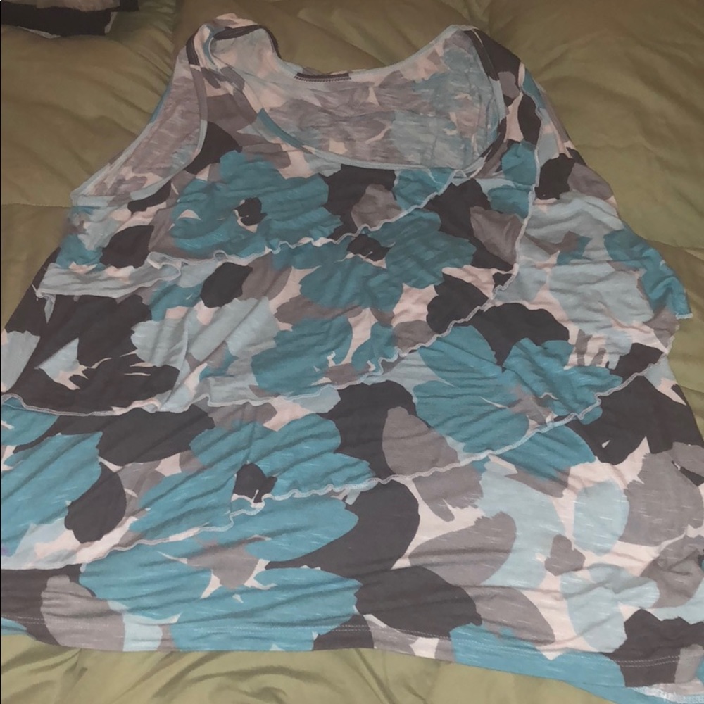 Flowy layered tank